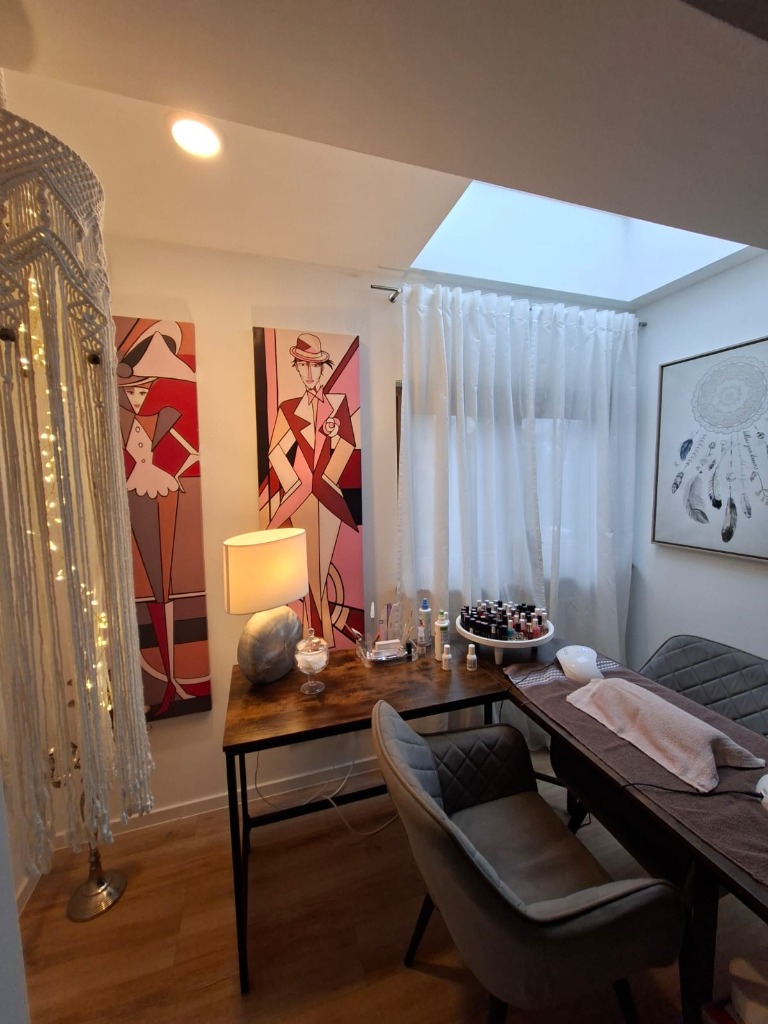 Maniküre-Bereich mit kunstvoller Einrichtung