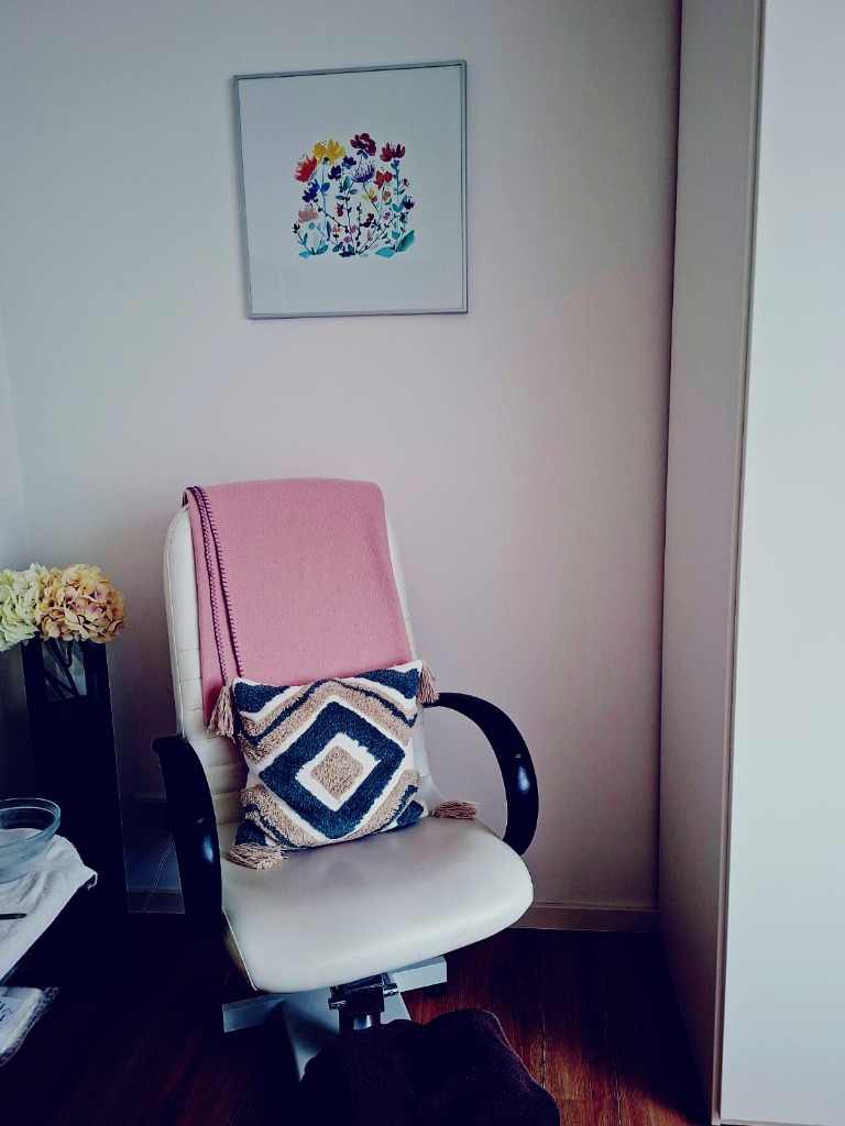 Pediküre-Bereich mit gemütlicher Einrichtung